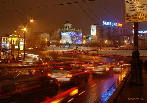 Длинная выдержка использована для передачи эффекта движения потока машин