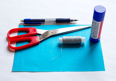 Объемная снежинка из бумаги (нужно: бумага, ножницы, карандаш, клей и нитки)
