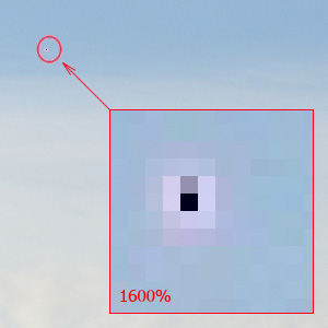 Мертвый пиксель в виде черной точки на фоне светлого неба